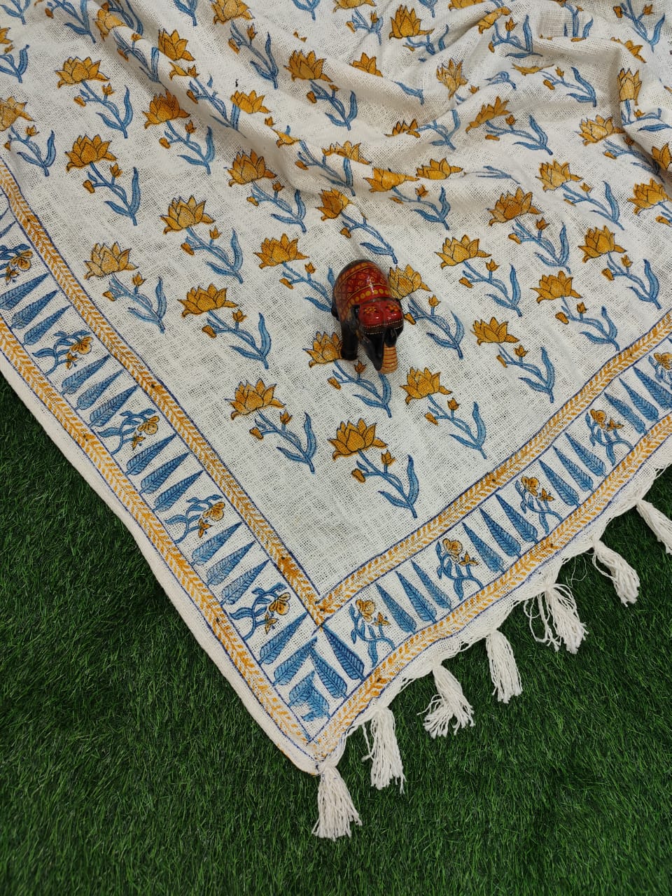 KHAASBAAT THROWS