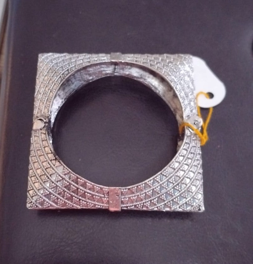SILVER LOOK ALIKE CUFFS - AMLA