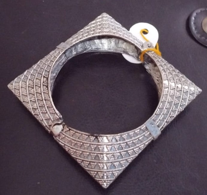 SILVER LOOK ALIKE CUFFS - AMLA